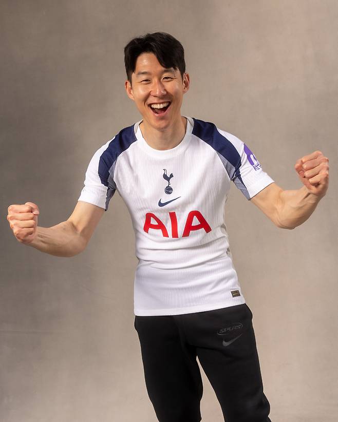 토트넘 홋스퍼의 2025-2026시즌 유니폼 모델로 나선 손흥민