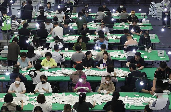 제21대 대통령 선거일인 3일 오후 부산 남구 국립부경대학교 대연캠퍼스 체육관에 마련된 개표소에서 개표사무원들이 투표지 분류 작업을 하고 있다. 2025.6.3/뉴스1 ⓒ News1 윤일지 기자