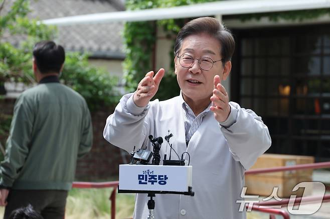 이재명 더불어민주당 대통령 후보가 2차 골목골목 경청투어 마지막 날인 7일 오후 전북 전주시의 카페 앞에서 공직선거법 위반 사건 파기환송심 첫 공판기일 연기에 대한 입장을 밝히고 있다. 2025.5.7/뉴스1 ⓒ News1 안은나 기자