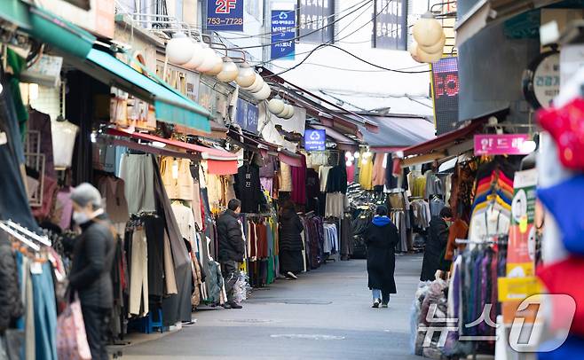 서울 중구 한 전통시장의 상인들이 손님을 기다리고 있다. /뉴스1 ⓒ News1 이승배 기자
