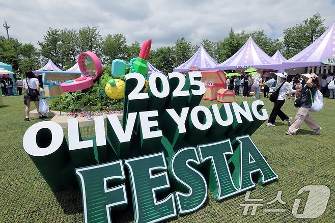 22일 서울 노들섬에서 열린 국내 최대 규모 체험형 뷰티&헬스 축제 '2025 올리브영 페스타'를 찾은 방문객들로 붐비고 있다.2025.5.22/뉴스1 ⓒ News1 박정호 기자