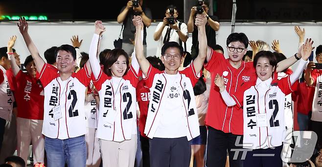 김문수 국민의힘 대통령 후보가 제21대 대통령 선거를 하루 앞둔 2일 오후 서울 중구 서울시청 앞 광장에서 열린 '울려라 함성, 들어라 승리의 메아리' 피날레 유세에서 나경원·안철수·양향자 공동선대위원장과 한동훈 전 대표와 원팀 퍼포먼스를 하고 있다. 2025.6.2/뉴스1 ⓒ News1 김민지 기자