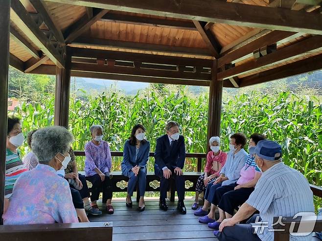 2021년 당시 충주시 산척면 대소강마을을 찾은 이 대통령 부부가 수해를 본 주민들을 위로하고 있다.(독자 제공. 재판매 및 Db금지)/뉴스1