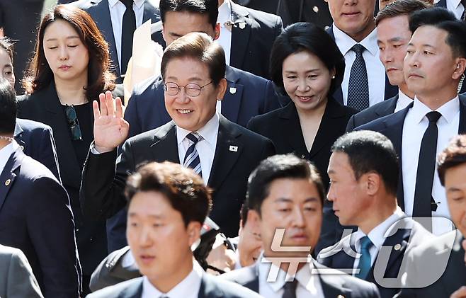 이재명 대통령과 김혜경 여사가 제21대 대통령 임기를 시작한 4일 오전 인천 계양구 자택 앞에서 열린 주민 환송 행사를 마친 후 국립서울현충원으로 향하고 있다. 2025.6.4/뉴스1 ⓒ News1 오대일 기자