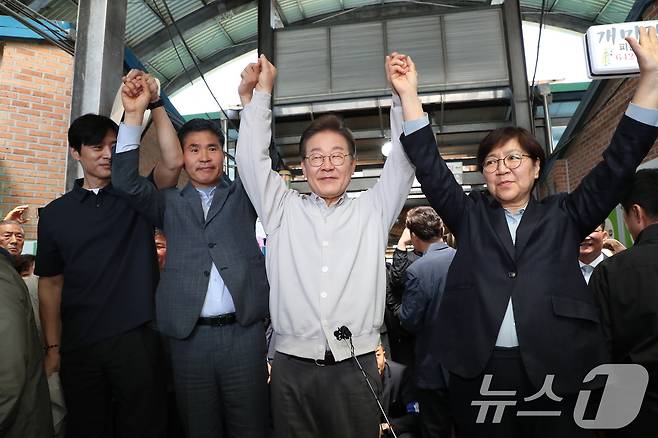 지난 7일 이재명 더불어민주당 당시 대통령 후보가 전북 임실군 임실시장을 찾아 인사하고 있다. 왼쪽부터 한준호, 이원택 의원, 이 후보, 정은경 총괄선대위원장. (공동취재) /뉴스1 ⓒ News1 안은나 기자