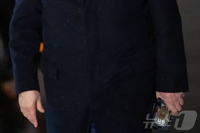 미국 대통령 도널드 트럼프가 펜실베이니아의 미국 철강 공장을 방문한 후 메릴랜드의 앤드류스 합동 기지에 도착해 휴대폰을 든 채 에어포스 원에서 내리고 있다. 2025.5.30 ⓒ AFP=뉴스1 ⓒ News1 강민경 기자