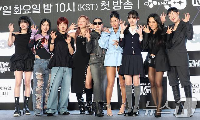 리더즈 범접의 모니카(왼쪽부터)와 립제이, 아이키, 가비, 리정, 리헤이, 노제, 허니제이, 효진초이가 27일 서울 강남구 논현동 SJ쿤스트할레에서 열린 Mnet '월드 오브 스트릿 우먼 파이터' 제작발표회에 참석해 포즈를 취하고 있다. 2025.5.27/뉴스1 ⓒ News1 권현진 기자