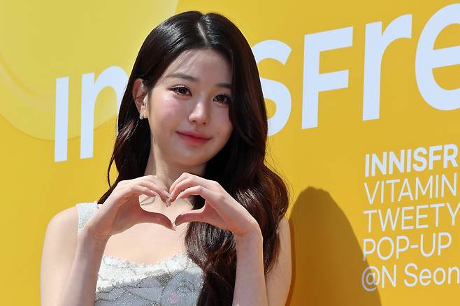 그룹 아이브 장원영이 16일 오전 서울 성동구 올리브영N 성수에서 열린 '이니스프리 비타민C 트위티 에디션 팝업' 포토콜에 참석해 포즈를 취하고 있다. 2025.4.16/뉴스1 ⓒ News1 황기선 기자