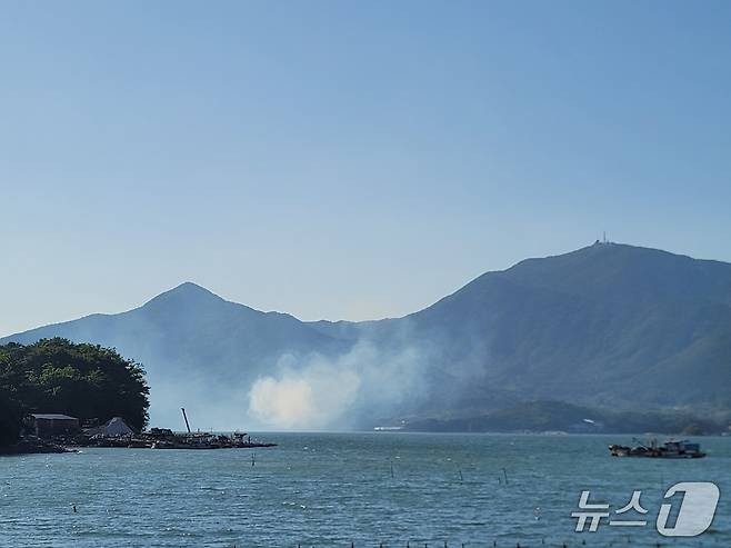 4일 오후 5시 2분쯤 하동군 금남면 대치리의 한 야산에서 산불이 발생했다. 사진은 산불 현장 모습.(산림청 제공. 재판매 및 DB금지)