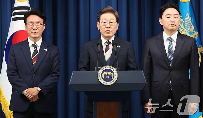 이재명 대통령이 4일 서울 용산구 대통령실 청사 브리핑룸에서 국무총리와 국정원장, 대통령 비서실장 등 인선발표를 하고 있다. 2025.6.4/뉴스1 ⓒ News1 허경 기자
