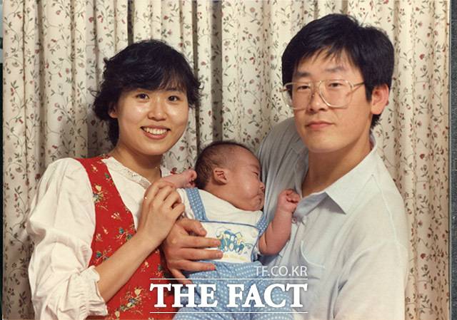 이 당선인은 1991년 아내 김혜경 여사와 결혼했다. 슬하에는 두 아들 동호 씨와 윤호 씨를 두고 있다. 이 당선인과 김 여사가 아들 동호 씨와 찍은 사진. /민주당 제공