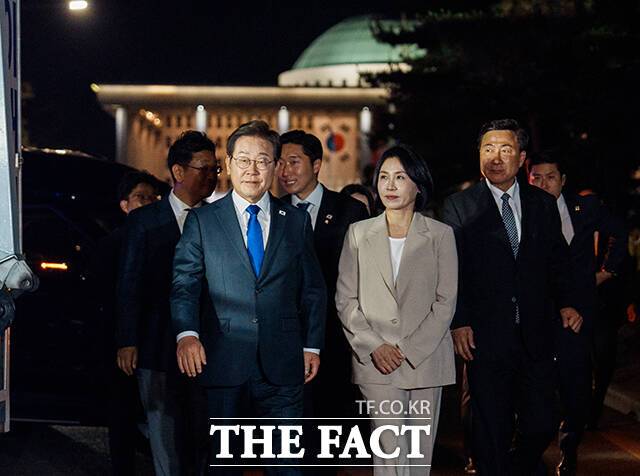 더불어민주당 개표방송 야외무대로 입장하는 이재명 후보와 김혜경 여사.