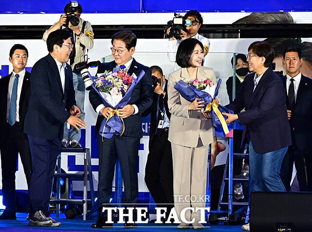 꽃다발 선물 받는 이재명 후보와 김혜경 여사.