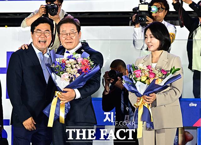 제21대 대통령 당선이 확실시 되는 이재명 더불어민주당 대선 후보(가운데)가 4일 서울 여의도 국회 정문 앞에 마련된 개표방송 야외무대에서 박찬대 상임총괄선대위원장(왼쪽)과 인사를 하고 있다. /여의도=배정한 기자