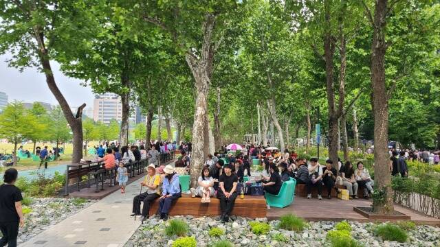 지난달 22일 개막 후 2주째를 맞은 '2025 서울국제정원박람회'가 시민과 관광객들에게 볼거리·즐길거리를 제공해 서울의 매력을 알리는 것은 물론 주변 상권으로 관람객의 소비활동이 이어지면서 지역경제에도 긍정적 활력을 불어넣고 있는 것으로 나타났다. /서울시