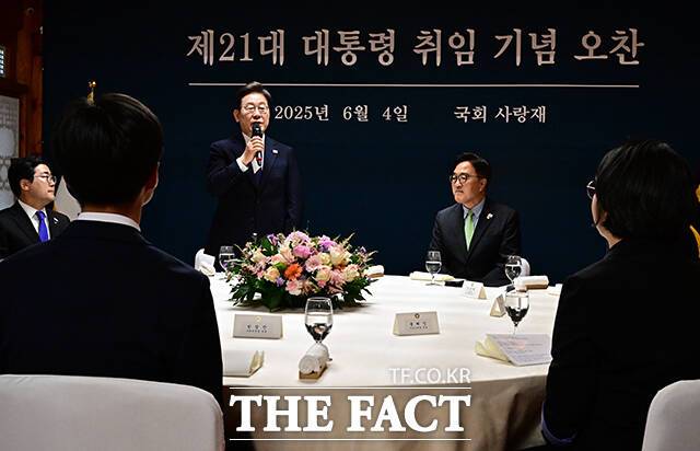 이재명 대통령(가운데)이 4일 오후 서울 여의도 국회 사랑재에서 열린 제21대 대통령 취임 기념 오찬에 참석해 모두발언을 하고 있다. /국회=배정한 기자