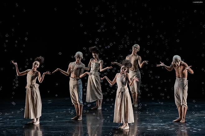 존 노이마이어의 드라마 발레 ‘카멜리아 레이디’로 전석 매진을 기록한 국립발레단은 이달 26~29일 서울 GS아트센터에서 이어리 킬리안의 모던 발레 ‘킬리안 프로젝트’를 선보인다. 상반기 세계 무용계 거장들의 공연이 잇따르고 공공 컨템퍼러리 발레단인 서울시발레단이 약진하면서, 다양한 장르의 새로운 무용에 관객이 몰리기 시작했다. /국립발레단