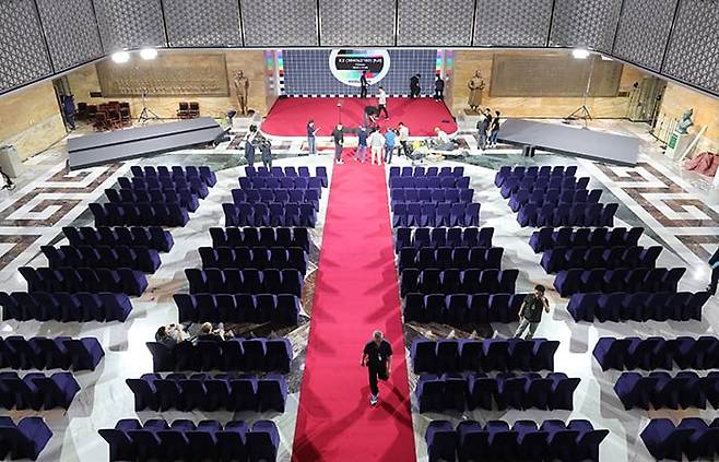 국회 로텐더홀에서 오늘 대통령 취임식 - 제21대 대통령 취임식이 열릴 국회 로텐더홀에서 3일 국회 관계자들이 무대와 좌석을 설치하고 있다. 취임식은 4일 오전 11시 열린다. /남강호 기자