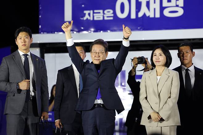 제21대 대통령 당선이 확실한 더불어민주당 이재명 후보가 4일 오전 서울 여의도 국회 앞에서 지지자들의 환호에 손을 들어 화답하고 있다./남강호 기자