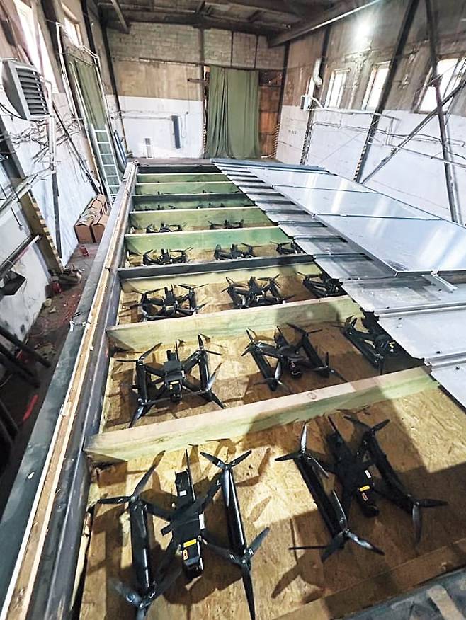 화물 하역용 틀(팰릿)에 가지런히 설치된 드론들.