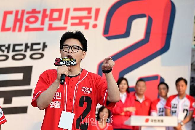 한동훈 국민의힘 전 대표가 지난달 26일 오후 서울 도봉구 방학사거리에서 열린 '내일의 기적을 만들' 노원·도봉·강북 유세에서 김문수 국민의힘 대선 후보에 대한 지지를 호소하고 있다. ⓒ데일리안 방규현 기자