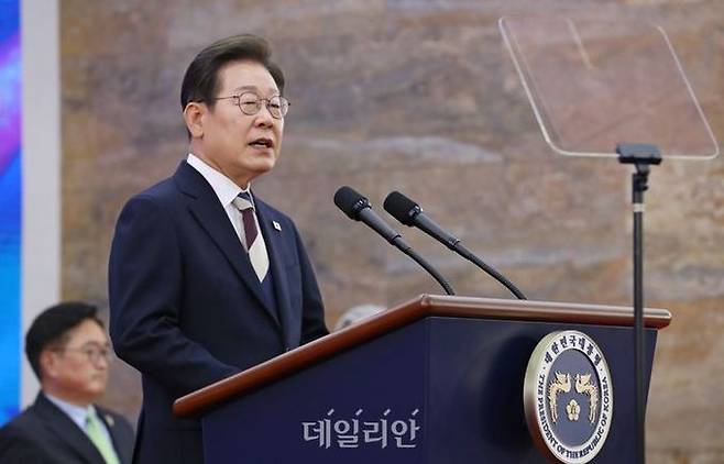 이재명 대통령이 4일 서울 여의도 국회 로텐더홀에서 열린 제21대 대통령 취임 선서식에 참석해 취임사 하고 있다. ⓒ뉴시스