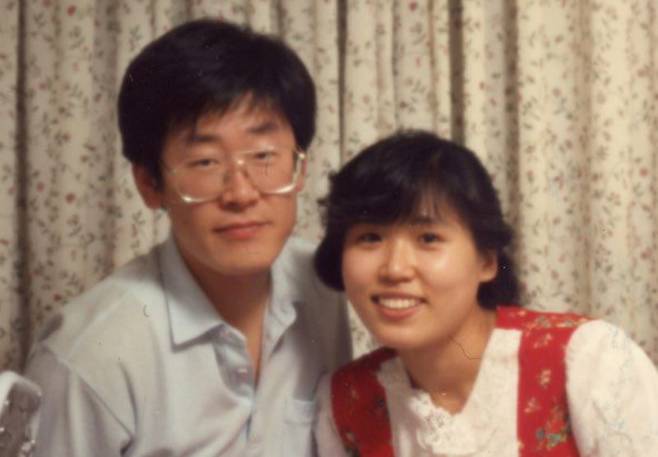 1990년대 초반 김혜경 여사와 함께 찍은 가족 사진.