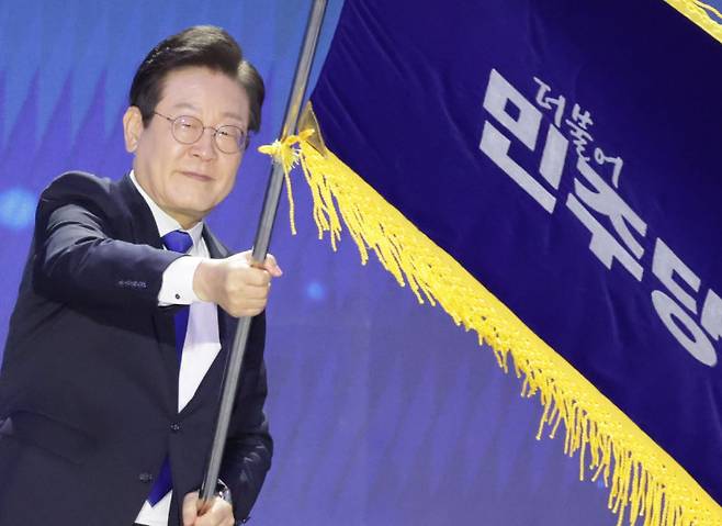 2022년 8월 전당대회에서 당 대표로 선출된 직후 당기를 흔들고 있다.