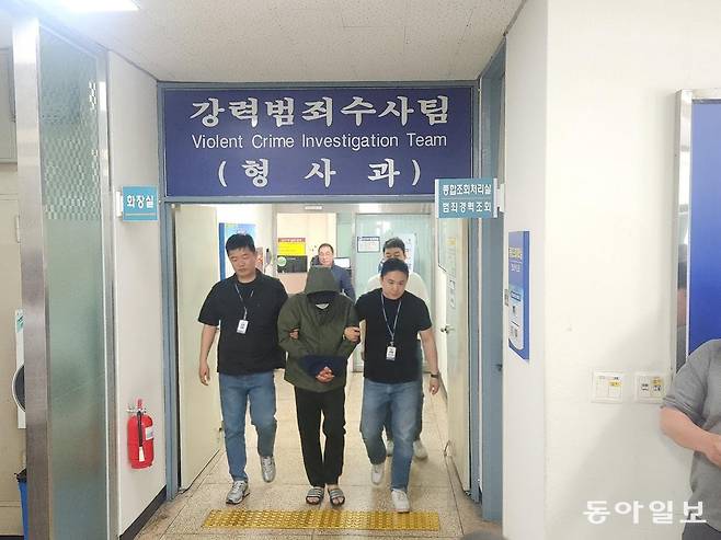 처자식 3명을 숨지게 한 40대 가장 지모 씨가 4일 광주지법에서 영장실질심사를 받기 위해 광주 북부경찰서를 나서고 있다. 이형주 기자 peneye09@donga.com