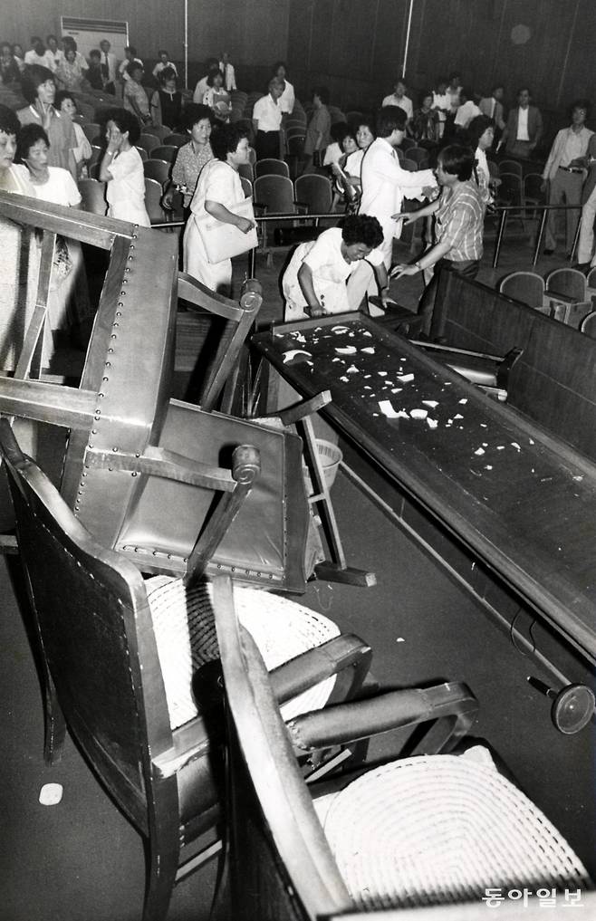 ‘박종철 고문치사 사건’ 고문 경찰관 5명에 대한 서울형사지법 결심공판에서 검찰의 구형량에 불만을 품은 방청객들이 의자 등을 던지며 격렬한 항의 소동을 벌여 법정이 수라장이 된 모습. 동아일보 DB