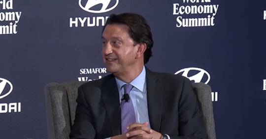 호세 무뇨스(오른쪽) 현대자동차 최고경영자(CEO)가 지난 4월23~25일 미 워싱턴D.C에서 열린 '세마포 세계 경제 서밋'에서 미국 글로벌 뉴스 플랫폼 세마포(Semafor)의 CEO 겸 공동 창업자 저스틴 B. 스미스와 대담을 갖고 있다. 세마포 유튜브 영상 캡쳐