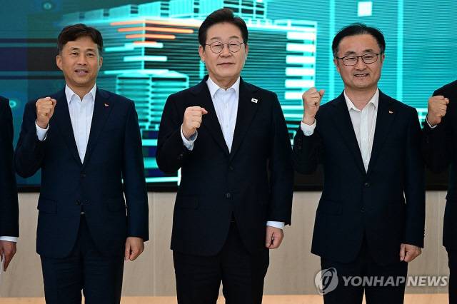 이재명(가운데) 대통령이 지난 4월 28일 경기도 이천시 SK하이닉스 이천캠퍼스에서 열린 AI 메모리반도체 기업간담회에 참석해 곽노정(왼쪽) SK하이닉스 CEO 등 참석자들과 기념촬영을 하고 있다. 연합뉴스 제공.