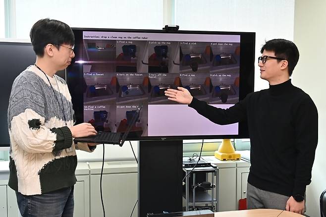 ETRI 윤영우 책임연구원(왼쪽)과 최재우 선임연구원이 로타벤치마크(LoTa-Bench) 기술에 관해 논의하고 있다. ETRI 제공