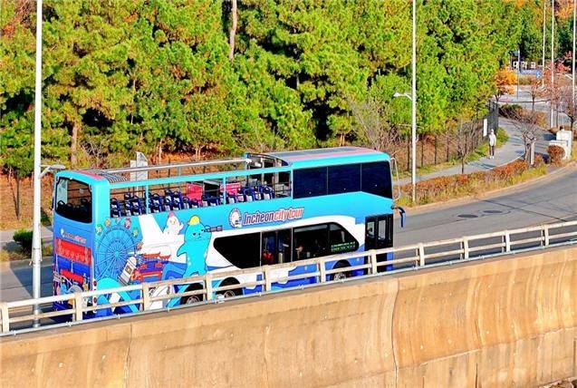 인천지역 주요 관광지를 순환하는 인천시티투어가 이달부터 본격 운행된다. 사진은 인천시티투어 바다노선 2층버스 운행 모습. 인천시 제공.