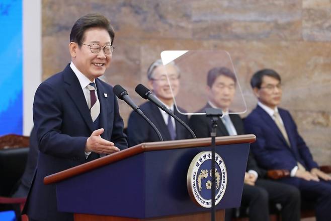 이재명 대통령이 4일 서울 여의도 국회 로텐더홀에서 열린 제21대 대통령 취임 선서식에 참석해 취임사를 하고 있다. 뉴시스