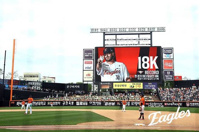 코디 폰세가 18탈삼진을 기록하며 34년만에 선동열과 타이를 이루는 장면. 한화이글스 제공