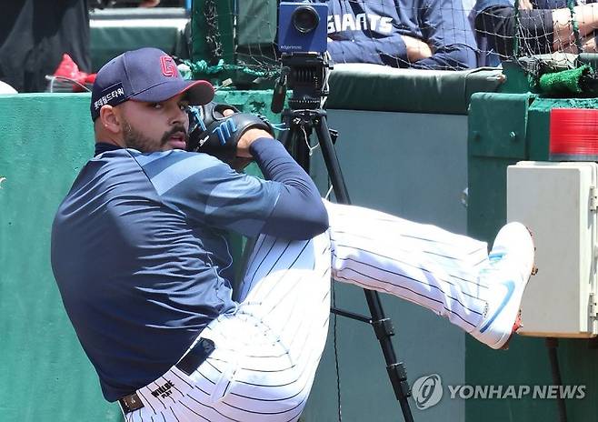 지난 3일 첫 승을 거둔 롯데의 감보아가 불펜 피칭을 하고 있다. 연합뉴스