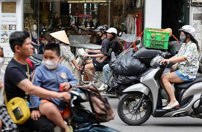 지난달 25일 베트남 하노이에서 사람들이 오토바이를 타고 이동하고 있다. 사진 AFP 연합뉴스