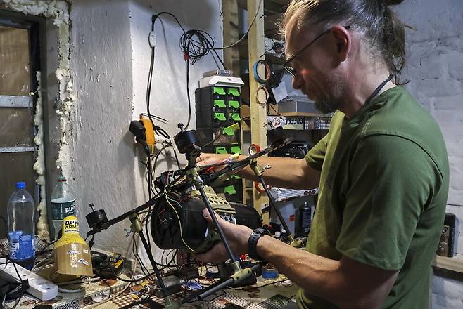 2일 우크라이나 자포리자에서 우크라이나군의 한 병사가 드론을 제작하는 모습. 사진 EPA 연합뉴스