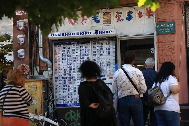 4일 불가리아 수도 소피아의 한 환전소 앞에 시민들이 길게 줄을 서 있다. 유럽연합(EU) 집행위원회 발표에 따르면, 불가리아는 모든 기준을 충족하여 2026년 1월1일부터 유럽 단일 통화인 유로화를 쓸 수 있게 된다. EPA연합뉴스