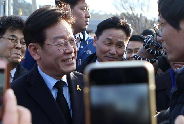 2017년 2월 당시 이재명 성남시장이 고(故) 노무현 전 대통령 묘역 참배 일정 중 지지자들과 인사를 나누고 있다. 이 당선인 오른쪽에 있는 인물은 김영진 의원이다. 연합뉴스