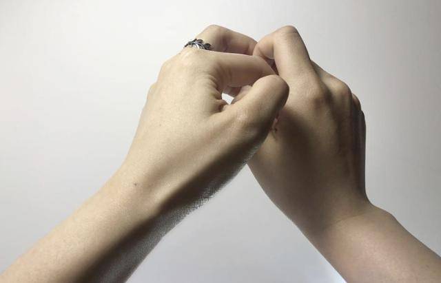 전시 '우리는 끊임없이 다른 강에 스며든다'에 나온 문상훈 작가의 작품 '손'