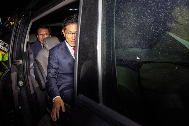 제21대 대통령 선거에서 이재명 더불어민주당 대선 후보의 당선이 확실시된 4일 새벽 김문수 국민의힘 대선 후보가 서울 여의도 국민의힘 중앙당사에서 열린 기자회견을 마치고 이동하고 있다. 하상윤 기자