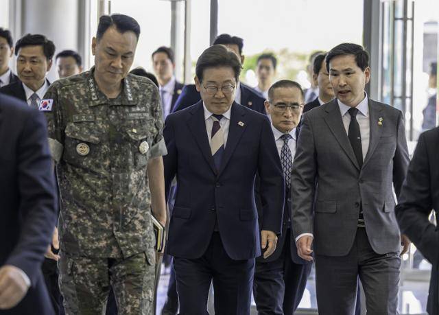 이재명 대통령이 4일 서울 용산구 합동참모본부를 방문해 김선호 국방부 장관 직무대행, 김명수 합참의장과 전투통제실로 이동하고 있다. 연합뉴스