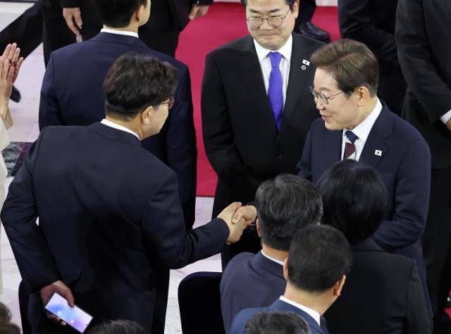 이재명 대통령이 4일 국회에서 열린 제21대 대통령 취임선서에서 권성동 국민의힘 원내대표와 악수하고 있다. 뉴시스