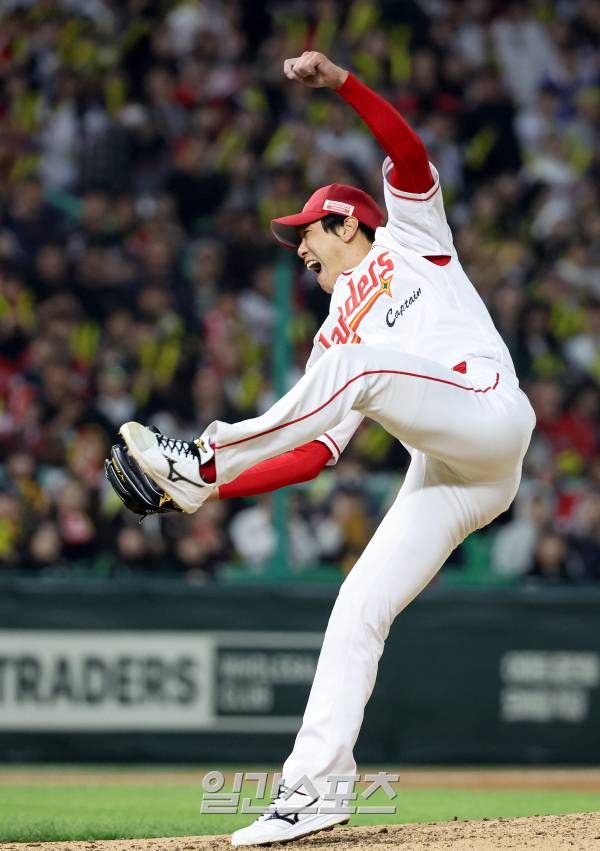 2025 KBO리그 프로야구 SSG 랜더스와 KIA 타이거즈의 더블헤더 2차전 경기가 11일 오후 인천SSG랜더스필드에서 열렸다. 선발 김광현이 7회초에도 등판해 역투하고 있다. 인천=김민규 기자 /2025.05.11/