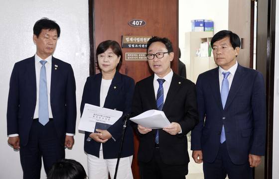 대법관 증원을 골자로 하는 법원조직법 개정안이 국회 법사위 소위에서 통과된 직후 더불어민주당 법사위 소속 의원들이 4일 국회 법사위 회의실 앞에서 기자들에게 경과 보고를 하고 있다. 김성룡 기자