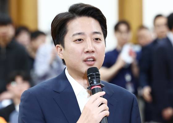 이준석 개혁신당 대통령 후보가 지난 3일 서울 여의도 국회 의원회관에 마련된 제21대 대선 개표상황실에서 입장을 밝히고 있다. 뉴스1