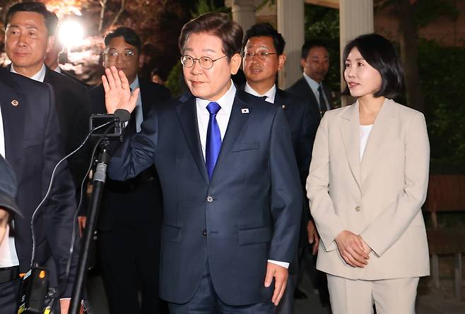 이재명 더불어민주당 대선 후보가 당선이 확실해진 3일 밤 11시50분쯤 인천 계양구 자택을 나와 지지자들에게 감사 인사를 하고 있다. 이 후보는 “국민들의 위대한 결정에 경의를 표한다”며 “기대에 어긋나지 않도록 최선을 다해서 수행하겠다”고 말했다. /연합뉴스