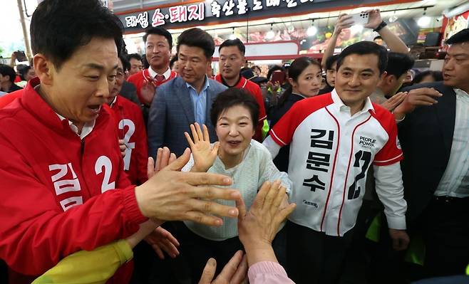 제21대 대통령 선거 하루 전날인 2일 오후 박근혜 전 대통령이 경남 진주시 진주중앙시장을 찾아 인사하고 있다. 이날 진주 인사에는 유영하 의원과 진주지역 박대출·강민국 의원이 동행했다. 사진=연합뉴스